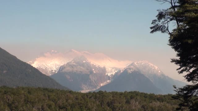 阳光下的阿根廷雪山和绿色山脉。视频素材