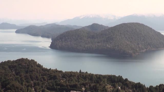 阿根廷巴塔哥尼亚的山湖显示出宁静和平静的水。视频素材