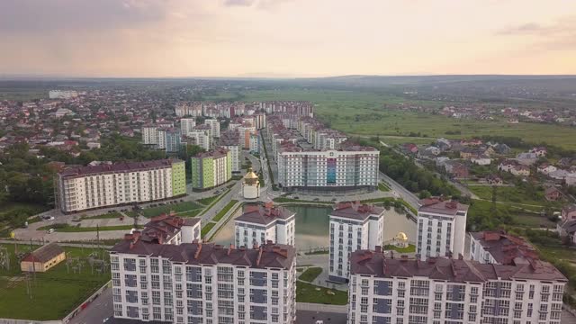 乌克兰Ivano-Frankivsk市住宅区的鸟瞰图，公寓楼和街道。视频素材