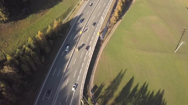 高速公路州际公路鸟瞰图与快速移动的交通在欧洲。视频素材