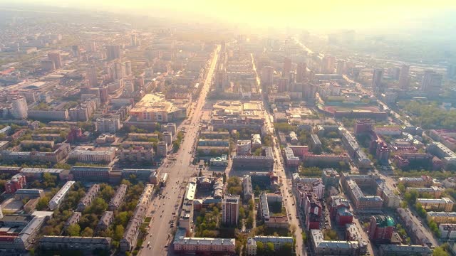 欧洲城市中心的鸟瞰图。大城市美丽的日出。太阳眩光。城市生活视频素材