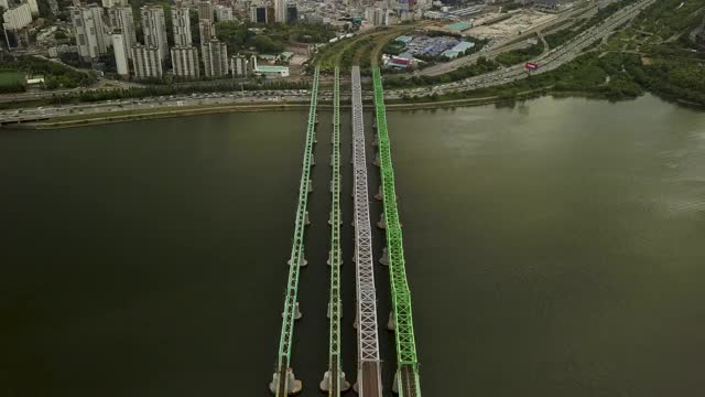 韩国首尔的汉江/东屋上的奥林匹克高速公路和汉江cheolgyo铁路桥的交通情况视频素材