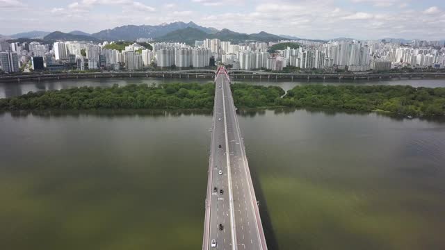 韩国首尔汉江/麻浦谷的凤翎岛西江大学城大桥和江边高速公路视频素材