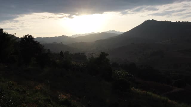 美丽凉爽的日落氛围和山景背景，延时感觉。视频素材