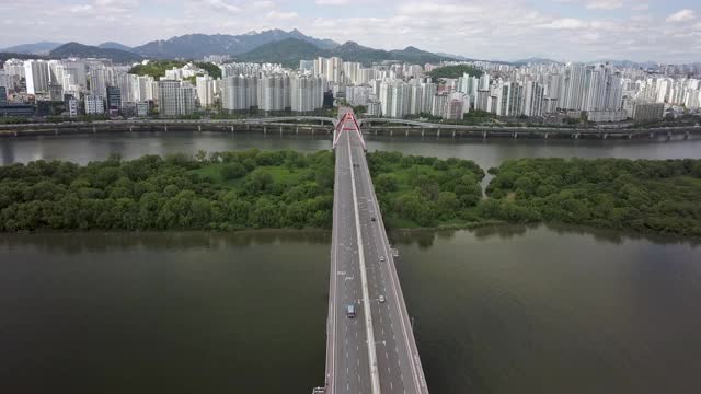 韩国首尔汉江/麻浦谷的凤翎岛西江大学城大桥和江边高速公路视频素材