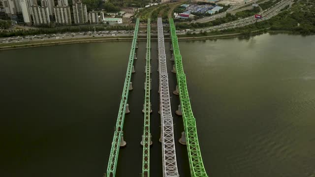 韩国首尔的汉江/东屋上的奥林匹克高速公路和汉江cheolgyo铁路桥的交通情况视频素材