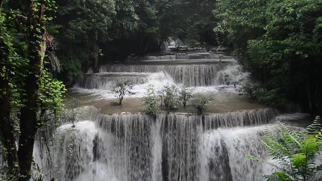 淮梅哈明瀑布 ， 胡安斯利那加林德拉国家公园， 坎查纳布里， 泰国视频素材