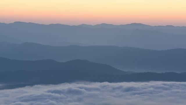 美丽的绿色自然和雾雾流在早晨与温和的阳光山。视频素材