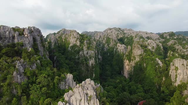 无人机俯瞰泰国彭世洛Noen Maprang区Ban mung的石灰岩山脉视频素材