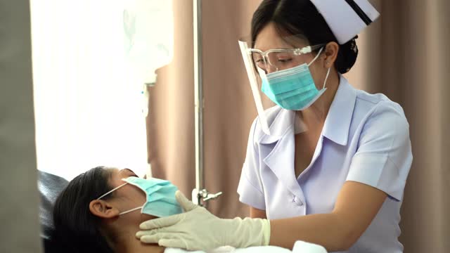 女医生在病床上谈论老年男性病人的病情视频素材