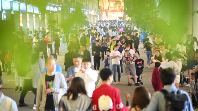 夜晚在城市街道上行走的人群视频素材