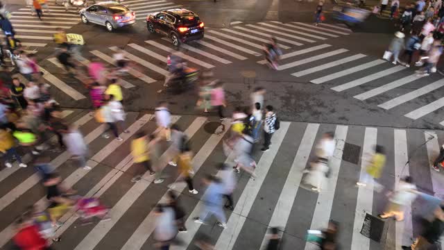 人们在人行横道上行走的时间流逝视频素材