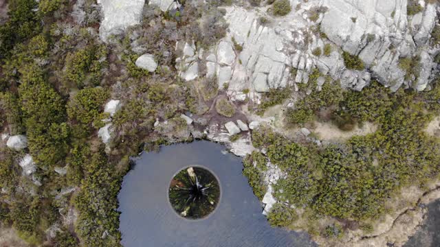 无人机拍摄的大天坑在塞拉达埃斯特雷拉Covao dos Conchos水坝湖泄洪道视频下载