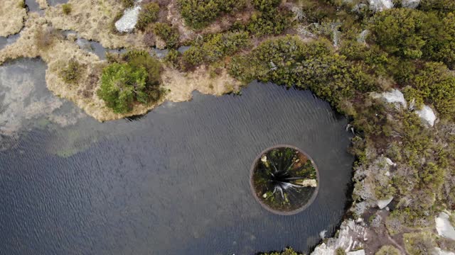 在塞拉达埃斯特雷拉的Covao dos Conchos水坝湖作为泄洪道建造的大天坑的航拍视频素材