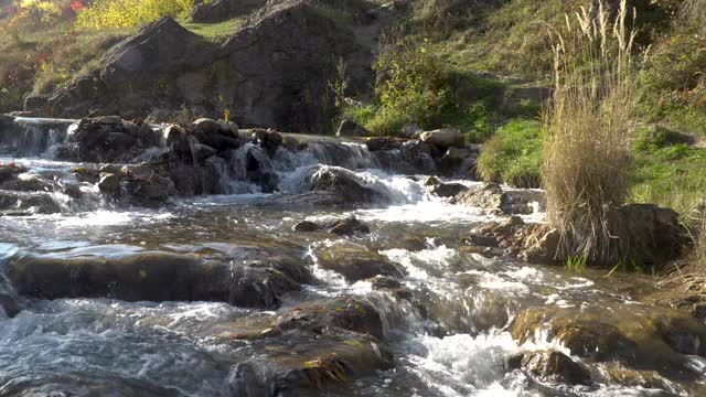 在一个阳光明媚的秋日高加索山区的河流视频下载