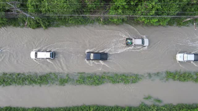 雨，洪水，街道行驶视频素材