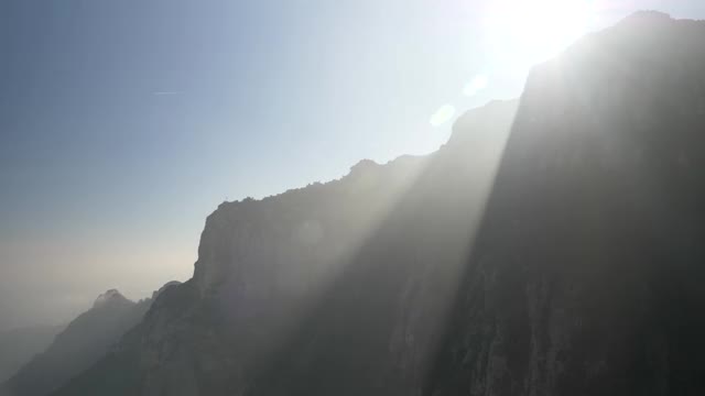 美丽的慢镜头修道院，蒙特塞拉特山，巴塞罗那，西班牙。高质量4k镜头视频下载