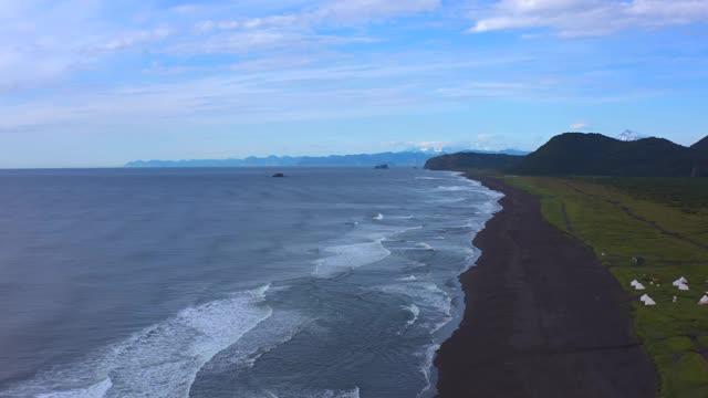 平静的自然背景。哈拉提斯基海滩上有黑色的火山砂。视频素材