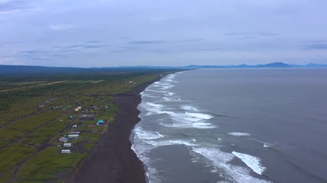 哈拉提斯基海滩上有黑色的火山砂。太平洋中的波浪视频素材