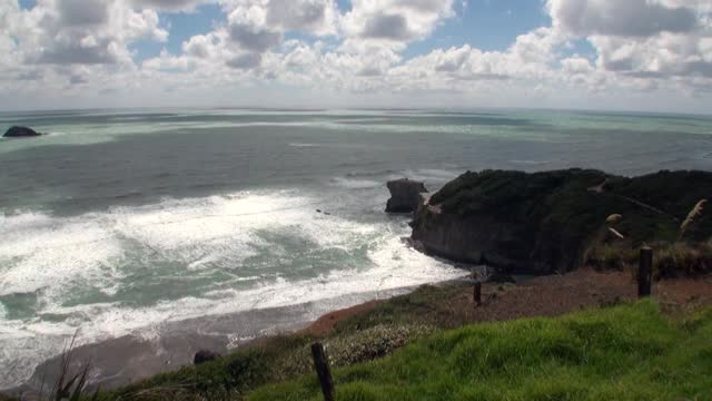 以新西兰海岸为背景的海景。视频素材