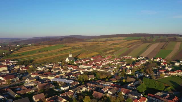 在Korneuburg地区的Stetten。下奥地利魏因维尔特尔地区美丽的村庄。视频素材