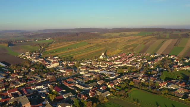 在Korneuburg地区的Stetten。下奥地利魏因维尔特尔地区美丽的村庄。视频下载