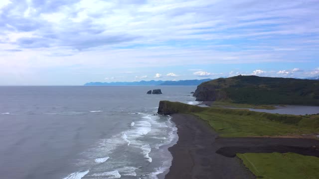 太平洋海岸。哈拉提斯基海滩上有黑色的火山砂。视频素材