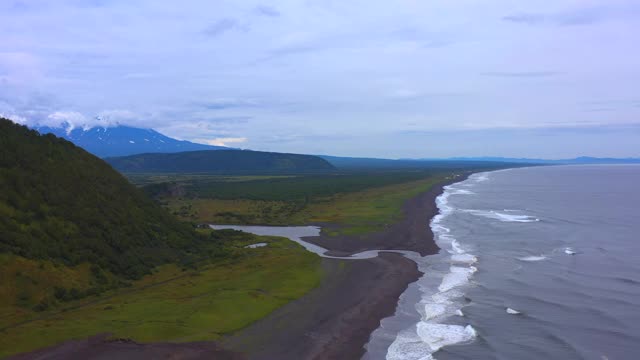 风景的堪察加半岛。太平洋海岸。哈拉提斯基海滩上有黑色的火山砂。视频素材