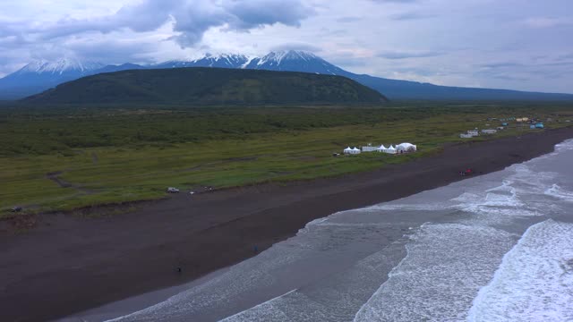 风景的堪察加半岛。哈拉提斯基海滩上有黑色的火山砂。视频素材