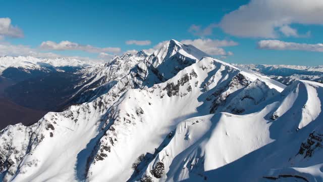 飞越山峰视频素材