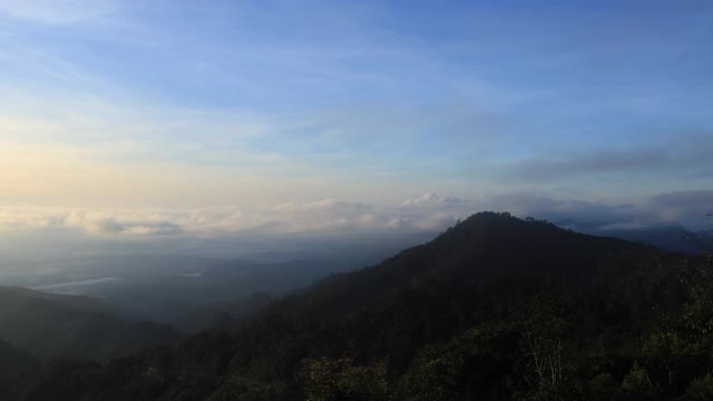 美丽的自然景观，森林，山，云，蓝天与时间流逝4K视频素材