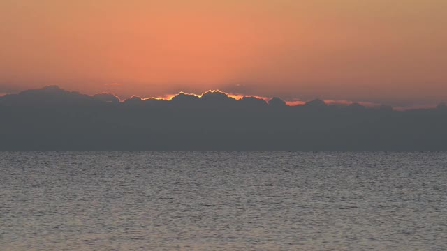 太阳从平静的海面升起视频素材