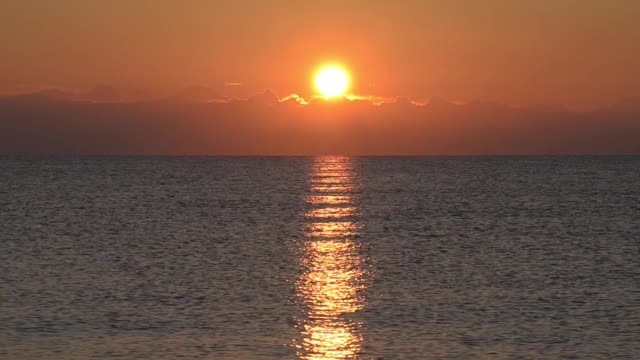 太阳从平静的海面升起视频素材