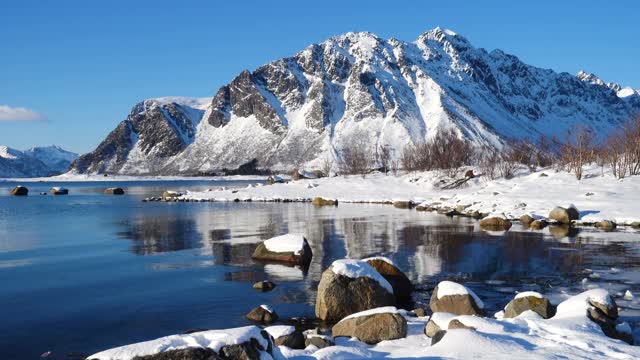 冬天的北方山脉和积雪的海岸在明媚的阳光明媚的一天视频素材