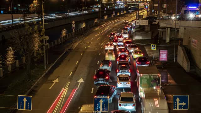 夜间城市高速公路和大道上的交通，时间流逝视频素材