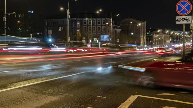 夜间城市高速公路和大道上的交通，时间流逝视频素材