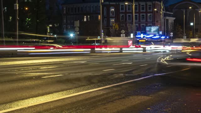 夜间城市高速公路和大道上的交通，时间流逝视频素材