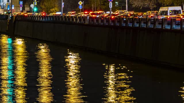 城市河堤上夜间交通堵塞，时间流逝视频素材