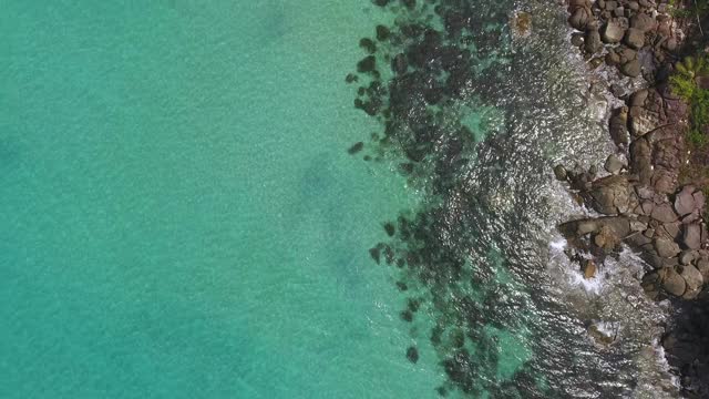 空中拍摄的绿松石海洋和白色岩石海滩，航拍视频视频素材