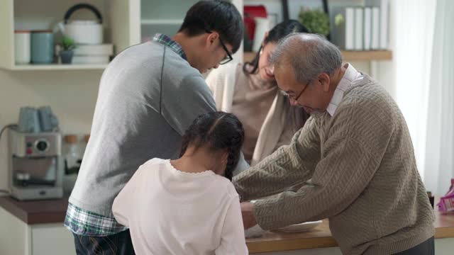 4K超高清手持:快乐的亚洲多代家庭一起准备餐桌。视频素材