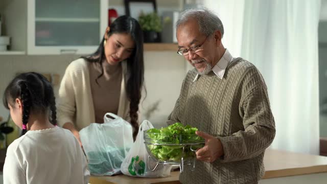 4K超高清手持:快乐的亚洲多代家庭一起准备餐桌。视频素材