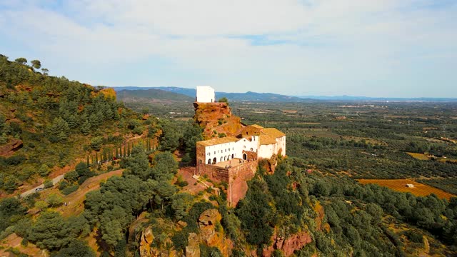 Mare de Déu de la Roca de Mont-roig在西班牙，广阔的山顶徒步旅行目的地与岩石攀登地区鸟瞰图视频素材