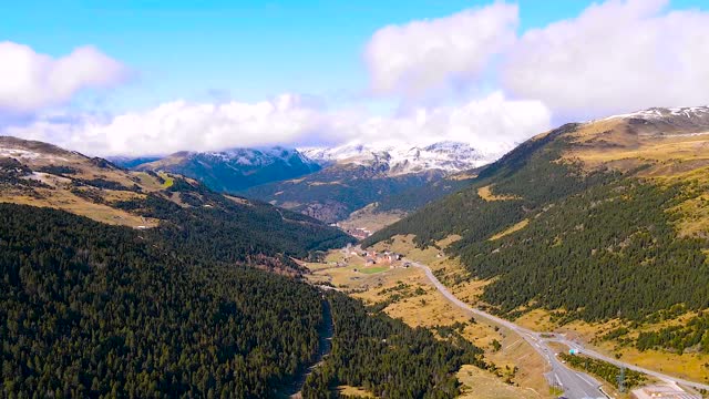 安道尔的El Tarter村附近的山峰视频素材