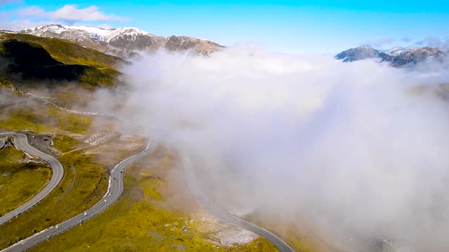 安道尔的El Tarter村附近的山峰视频素材