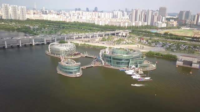 韩国首尔，Seocho-gu，汉江/ Banpo-dong上的带有一些seit(人工浮岛)和Banpo桥的城市建筑视频素材