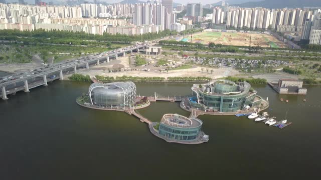 韩国首尔，Seocho-gu，汉江/ Banpo-dong上的带有一些seit(人工浮岛)和Banpo桥的城市建筑视频素材