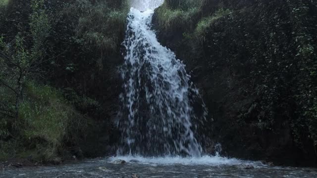 西班牙格拉纳达，Ruta los Bolos, Durcal河上的瀑布视频素材