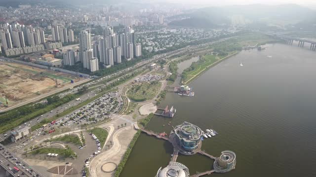 韩国首尔，Seocho-gu, hanriver / Banpo-dong上的公寓综合体Some Sevit(人工浮岛)和Banpo桥视频素材