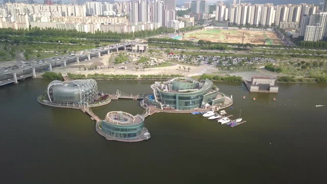 韩国首尔，Seocho-gu，汉江/ Banpo-dong上的带有一些seit(人工浮岛)和Banpo桥的城市建筑视频素材