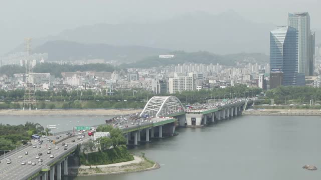 韩国首尔江边高速公路和汉江/麻浦谷杨花大洋洲大桥的交通情况视频素材